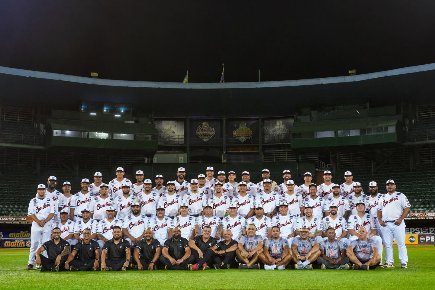 El plantel completo en el Estadio Alfonso “Chico” Carrasquel.