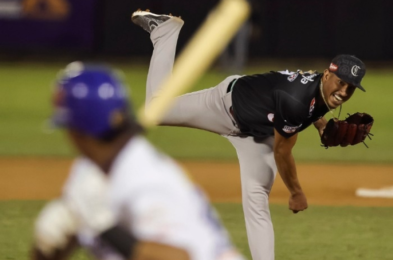 CARIBES FRENO A MAGALLANES